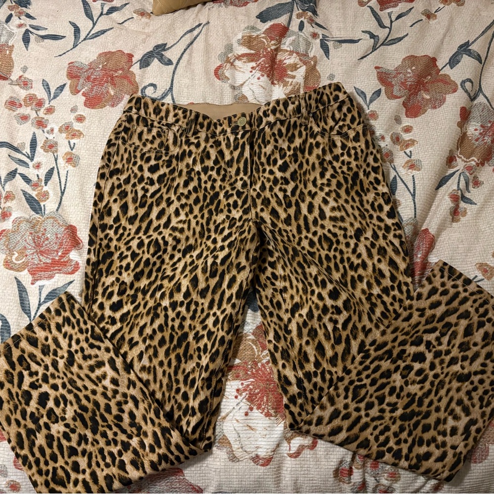 Chico’s Leopard Print jeans - Picture 4 of 6